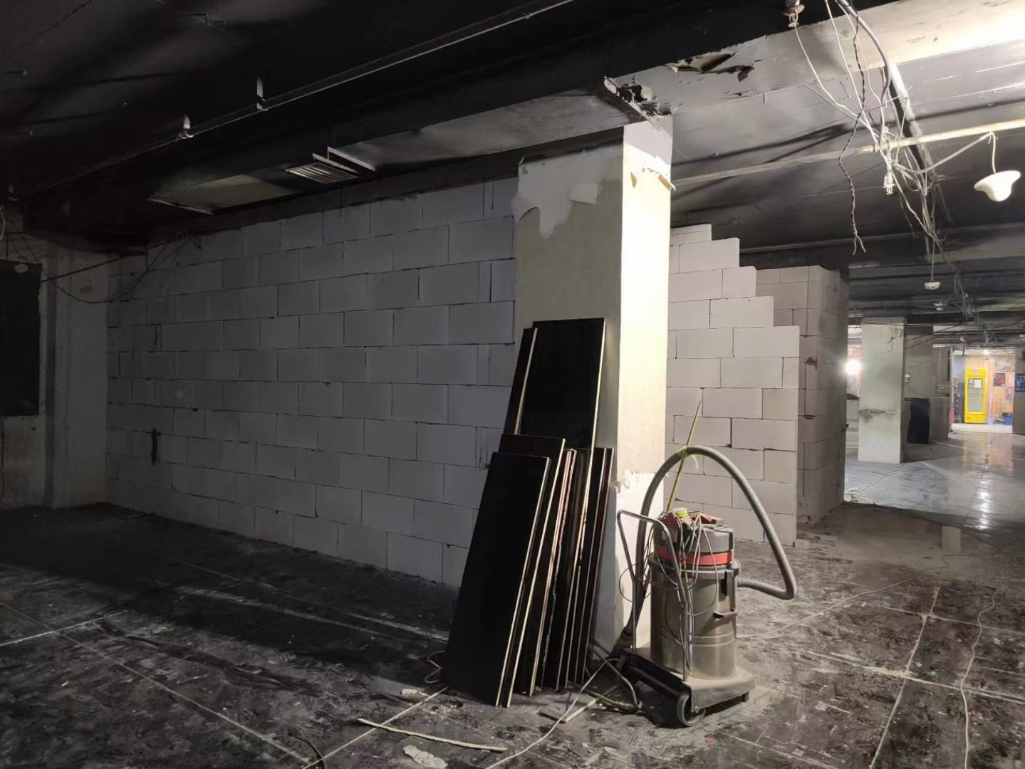 厂房轻质砖隔墙施工场景